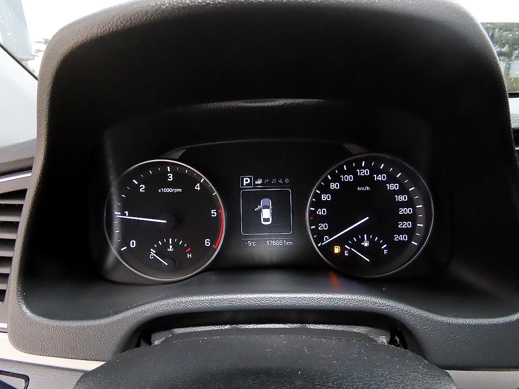 HYUNDAI Avante - Vista 9