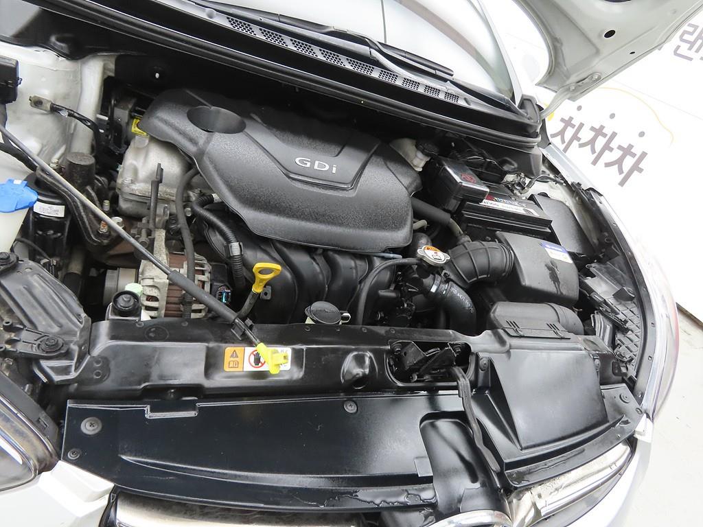 HYUNDAI Avante - Vista 5