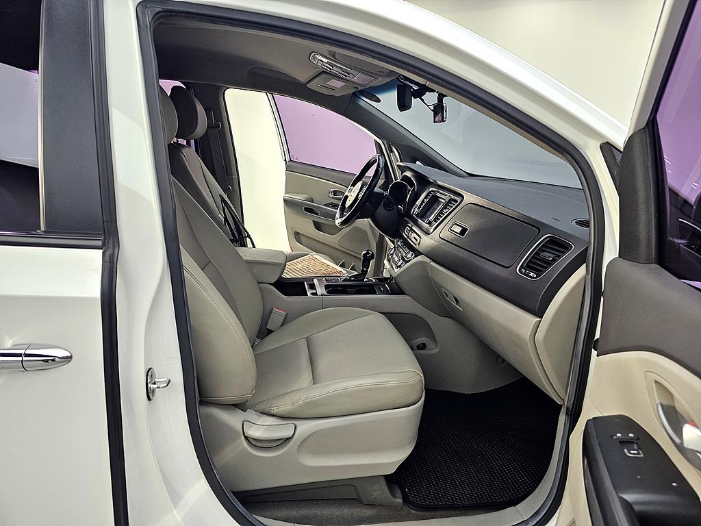 KIA Carnival - Vista 11