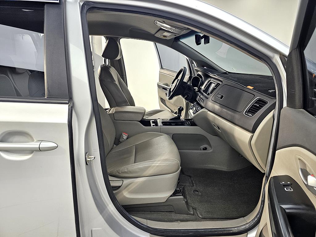 KIA Carnival - Vista 11