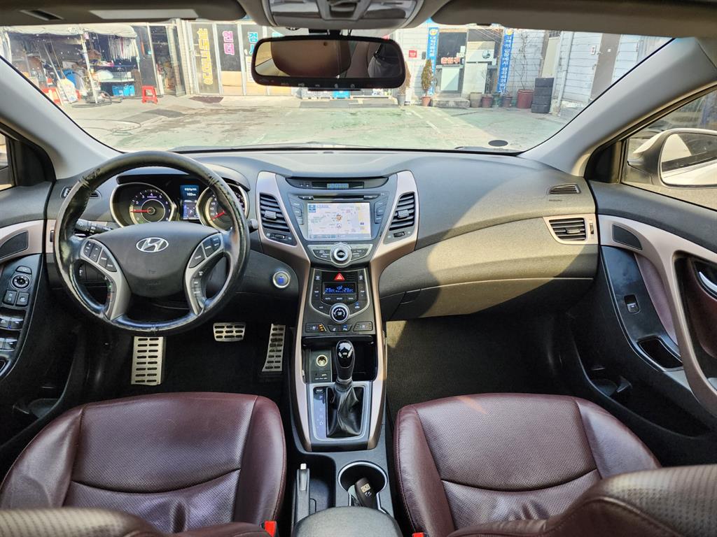 HYUNDAI Avante - Vista 10