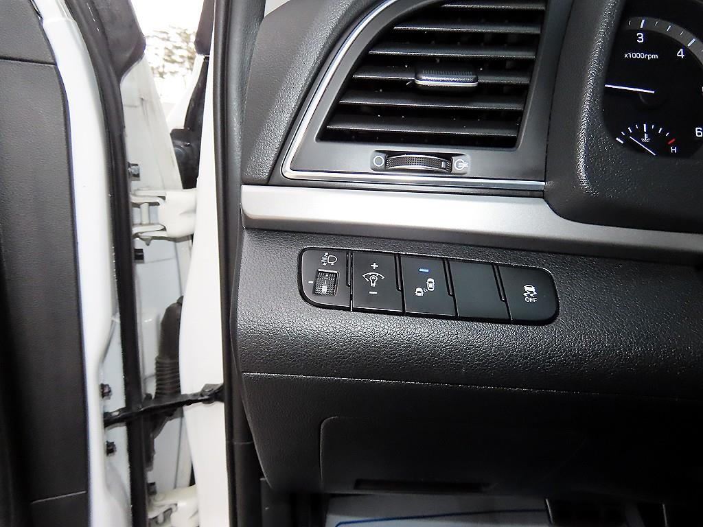 HYUNDAI Avante - Vista 12