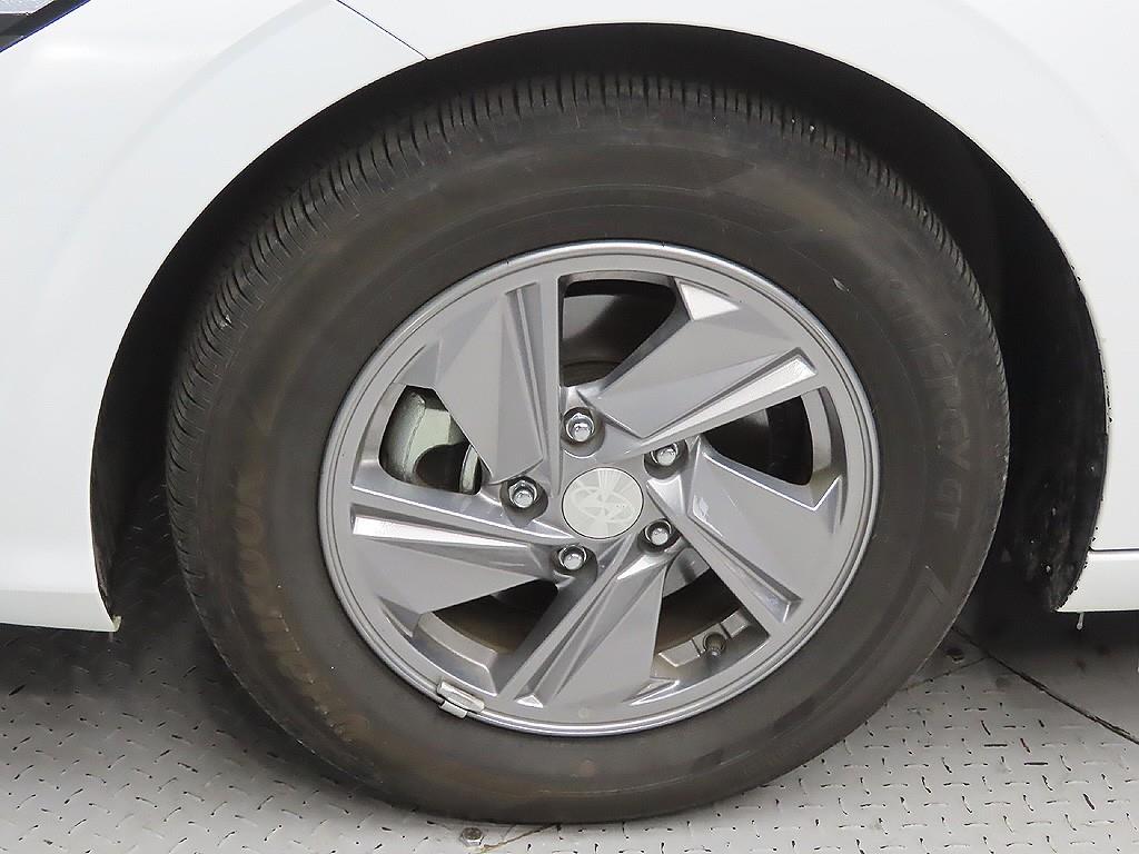 HYUNDAI Avante - Vista 9