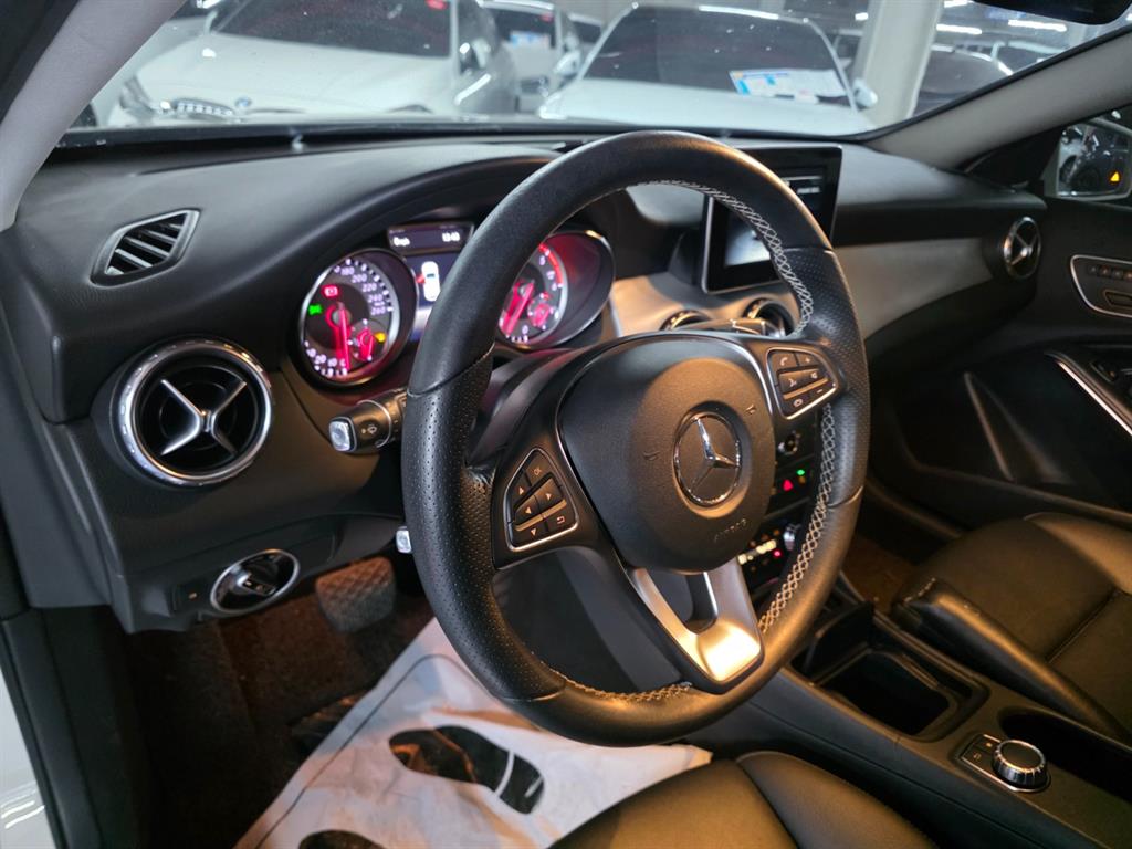 Mercedes Benz GLA Class - Vista 10