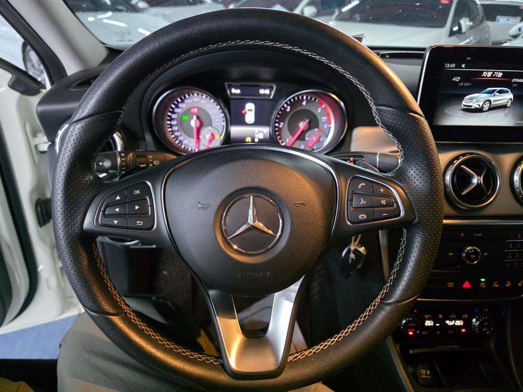 Mercedes Benz GLA Class - Vista 11