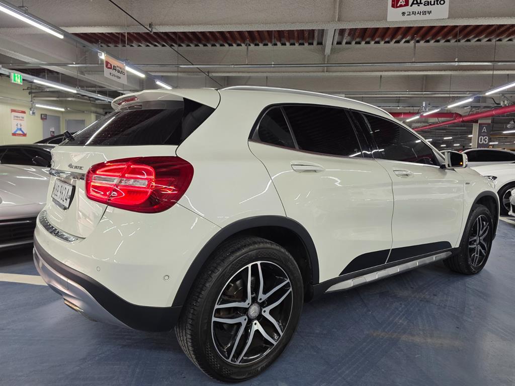 Mercedes Benz GLA Class - Vista 4