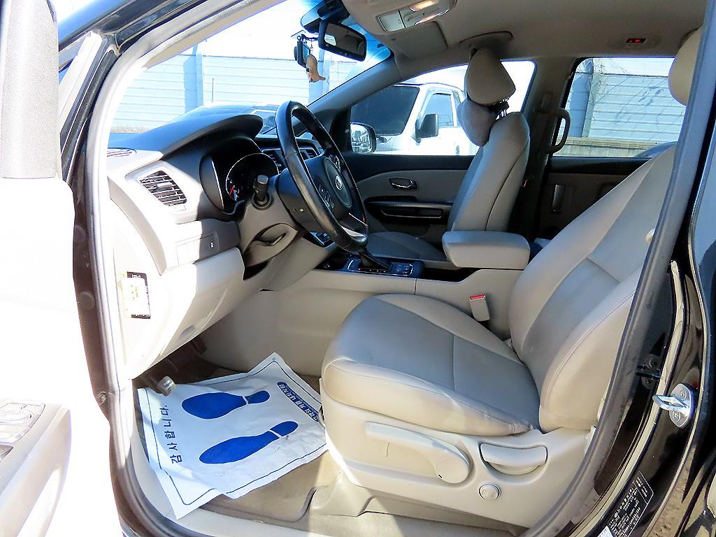 KIA Carnival - Vista 5