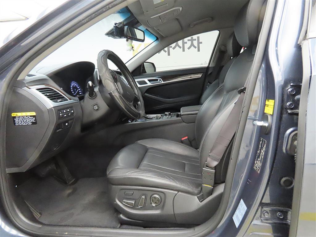 HYUNDAI Genesis - Vista 5