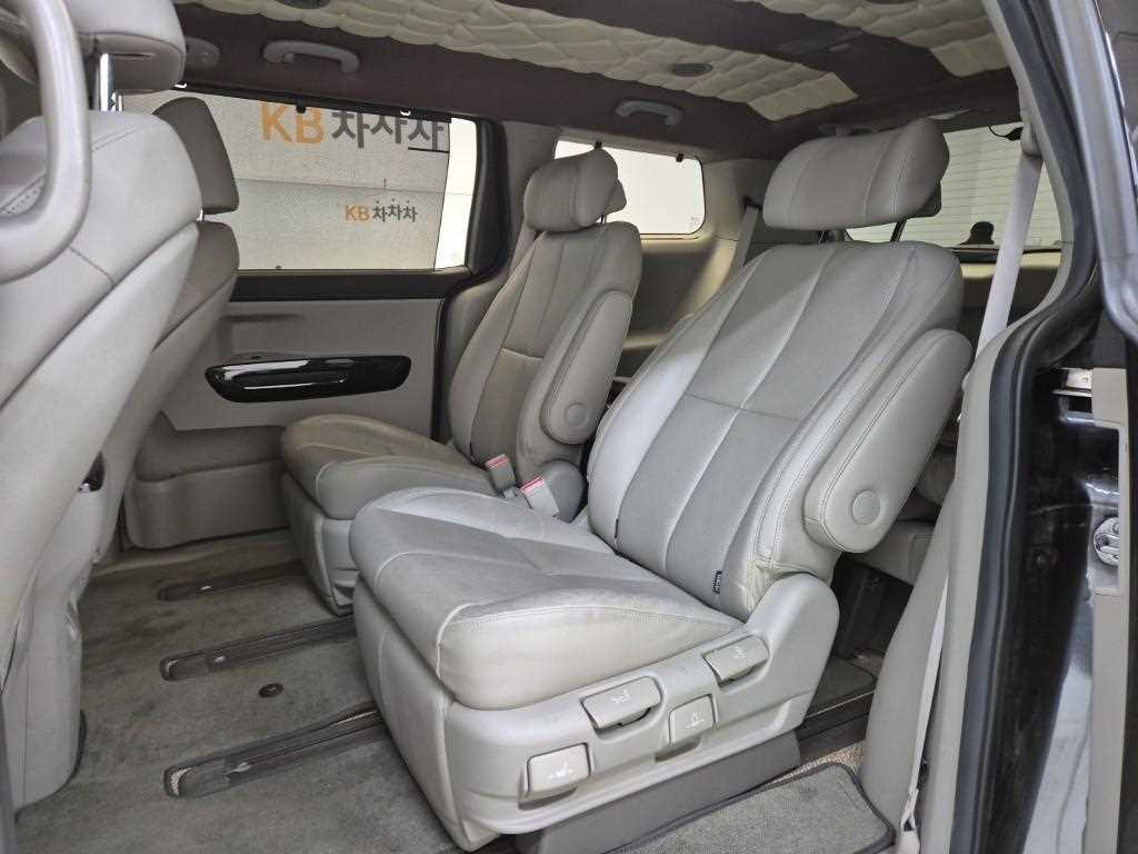 KIA Carnival - Vista 12
