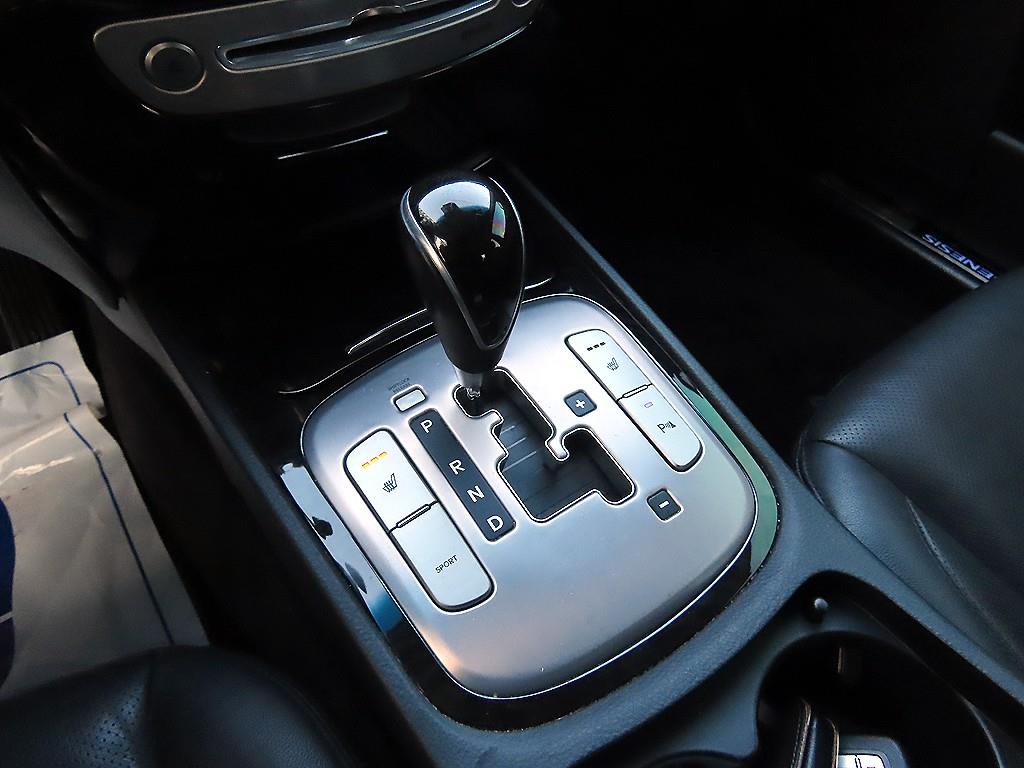 HYUNDAI Genesis - Vista 10