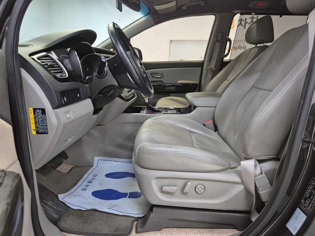 KIA Carnival - Vista 11