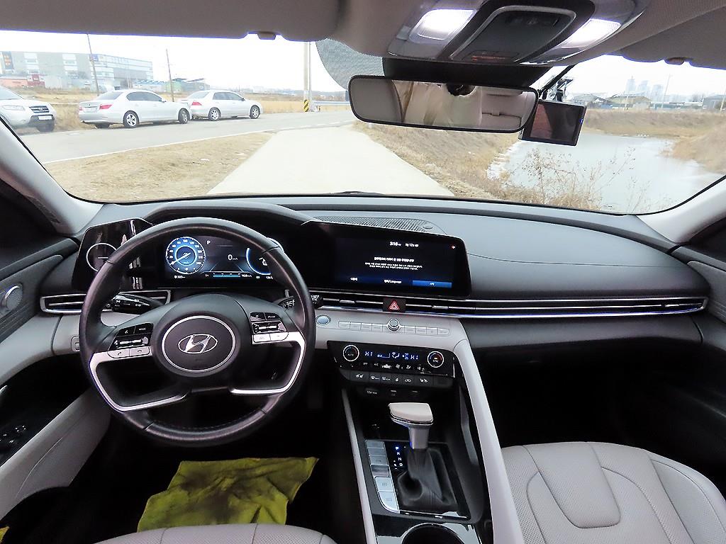 HYUNDAI Avante - Vista 9