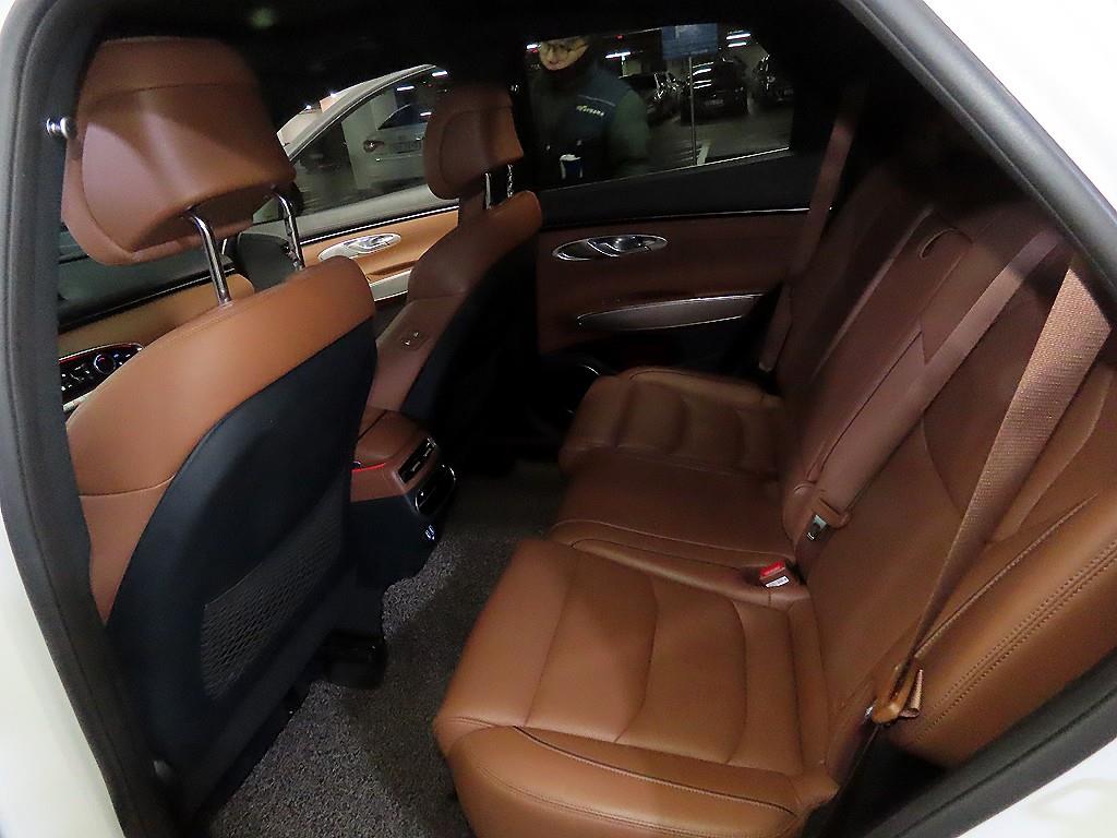 Genesis GV70 - Vista 7