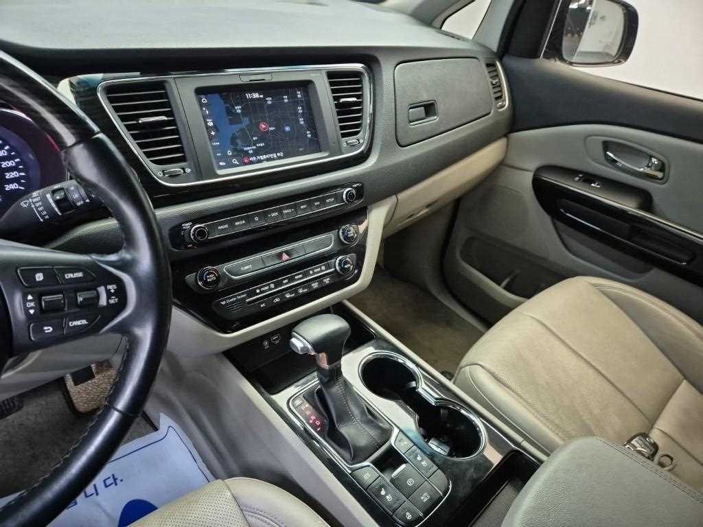 KIA Carnival - Vista 10