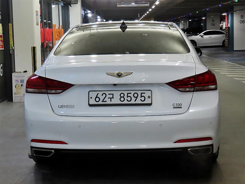 HYUNDAI Genesis - Vista 5