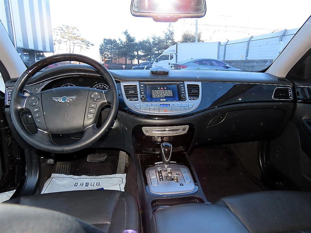 HYUNDAI Genesis - Vista 7