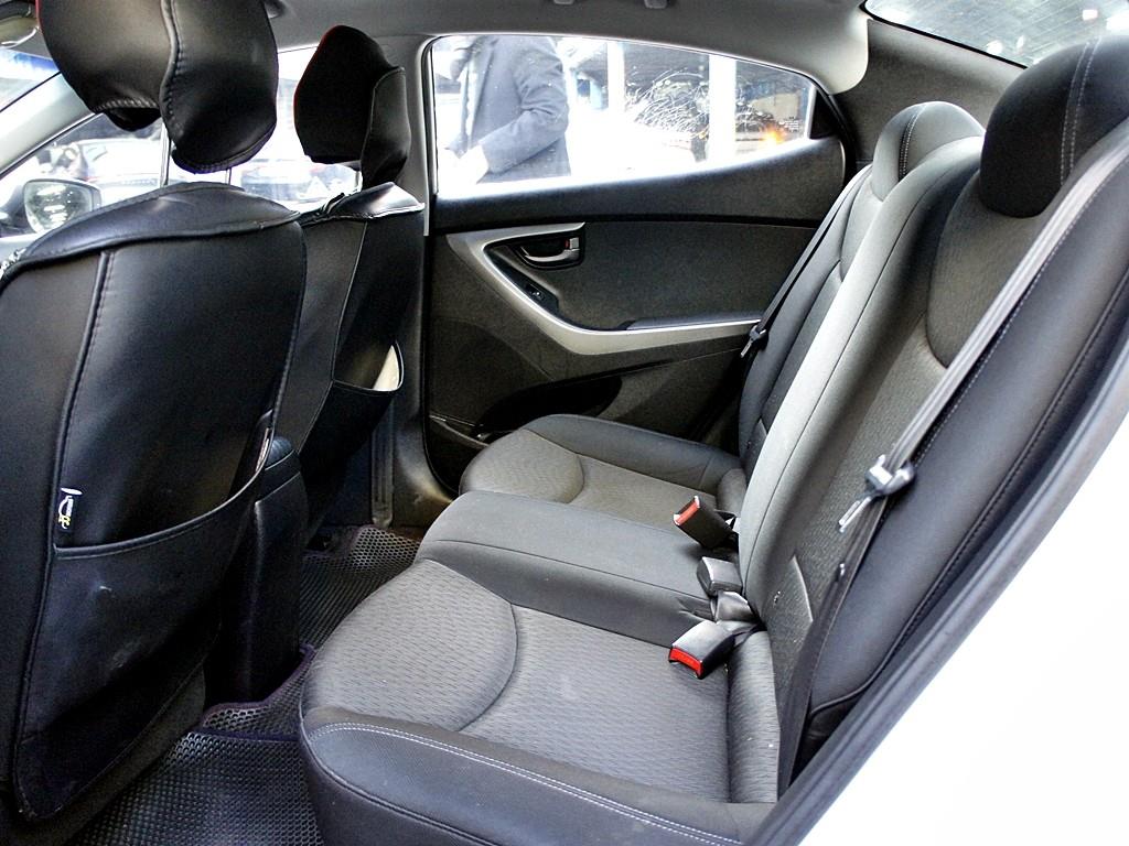 HYUNDAI Avante - Vista 11