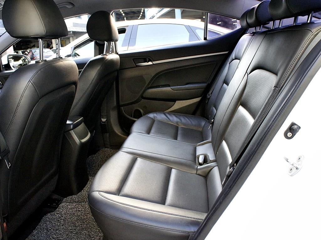 HYUNDAI Avante - Vista 11