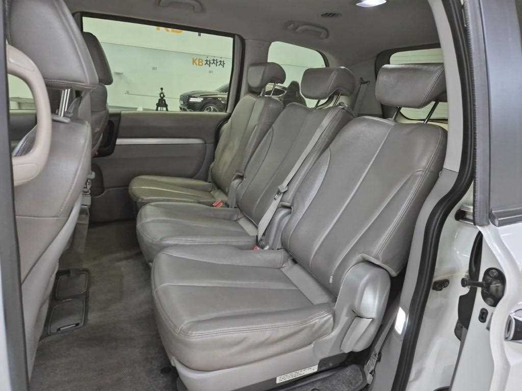 KIA Carnival - Vista 12
