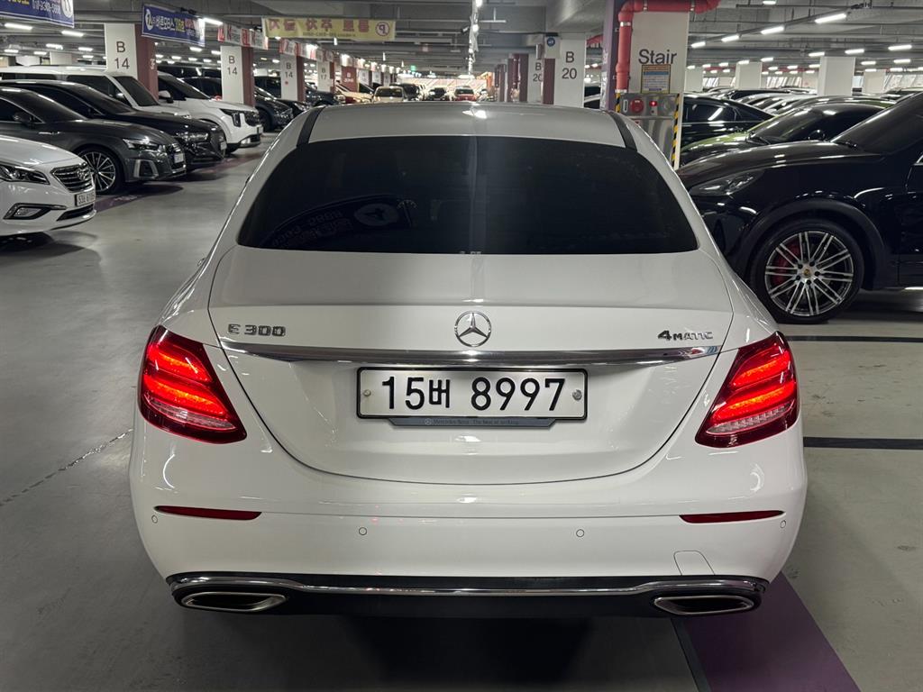 Mercedes Benz E class - Vista 5