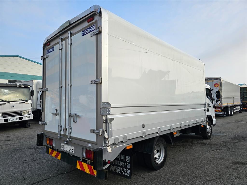 medium and large cargo truck - Vista 4