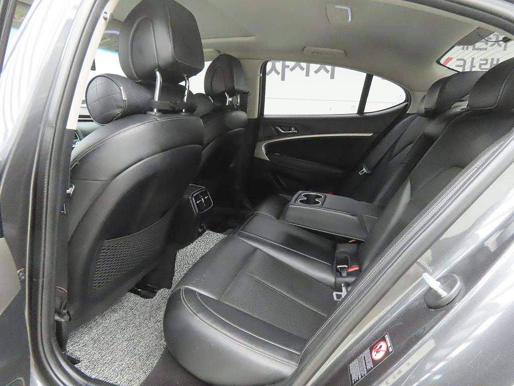 Genesis G70 - Vista 6