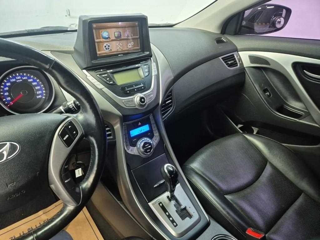 HYUNDAI Avante - Vista 10