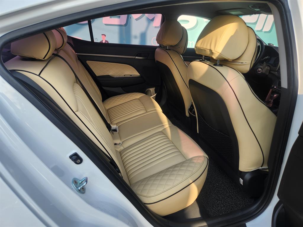 HYUNDAI Avante - Vista 12