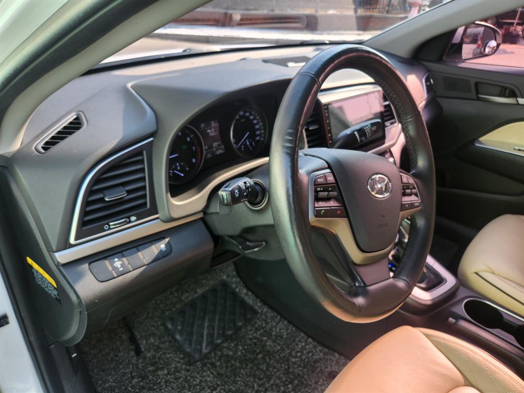 HYUNDAI Avante - Vista 9