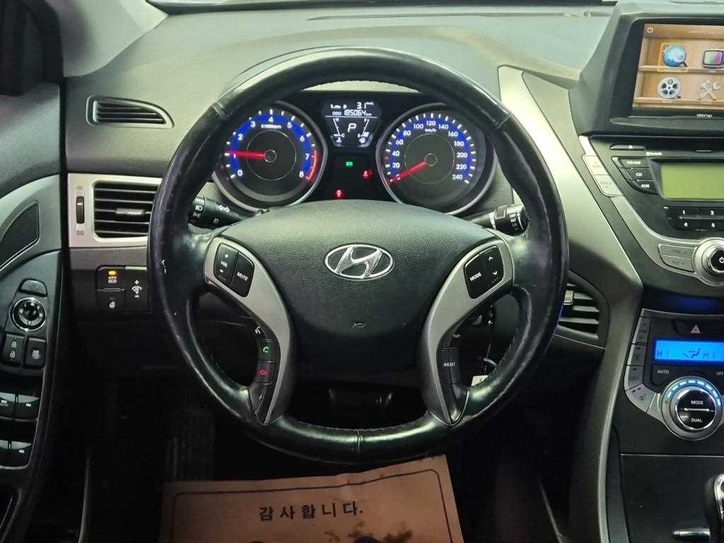 HYUNDAI Avante - Vista 9