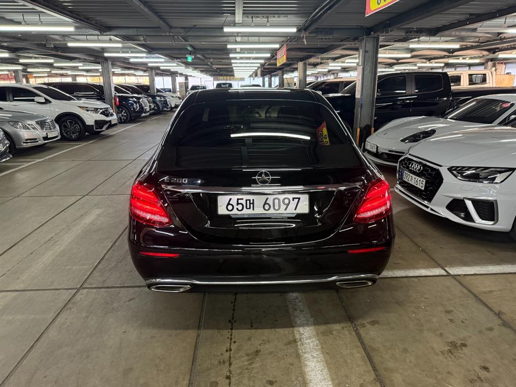 Mercedes Benz E class - Vista 5