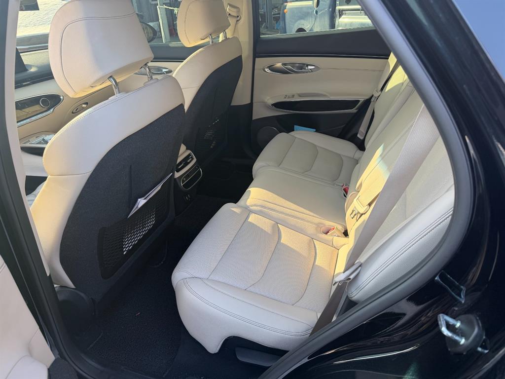 Genesis GV70 - Vista 6