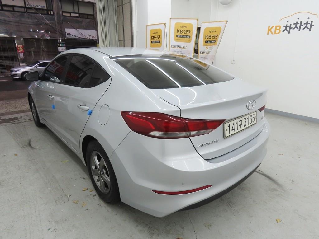 HYUNDAI Avante - Vista 4