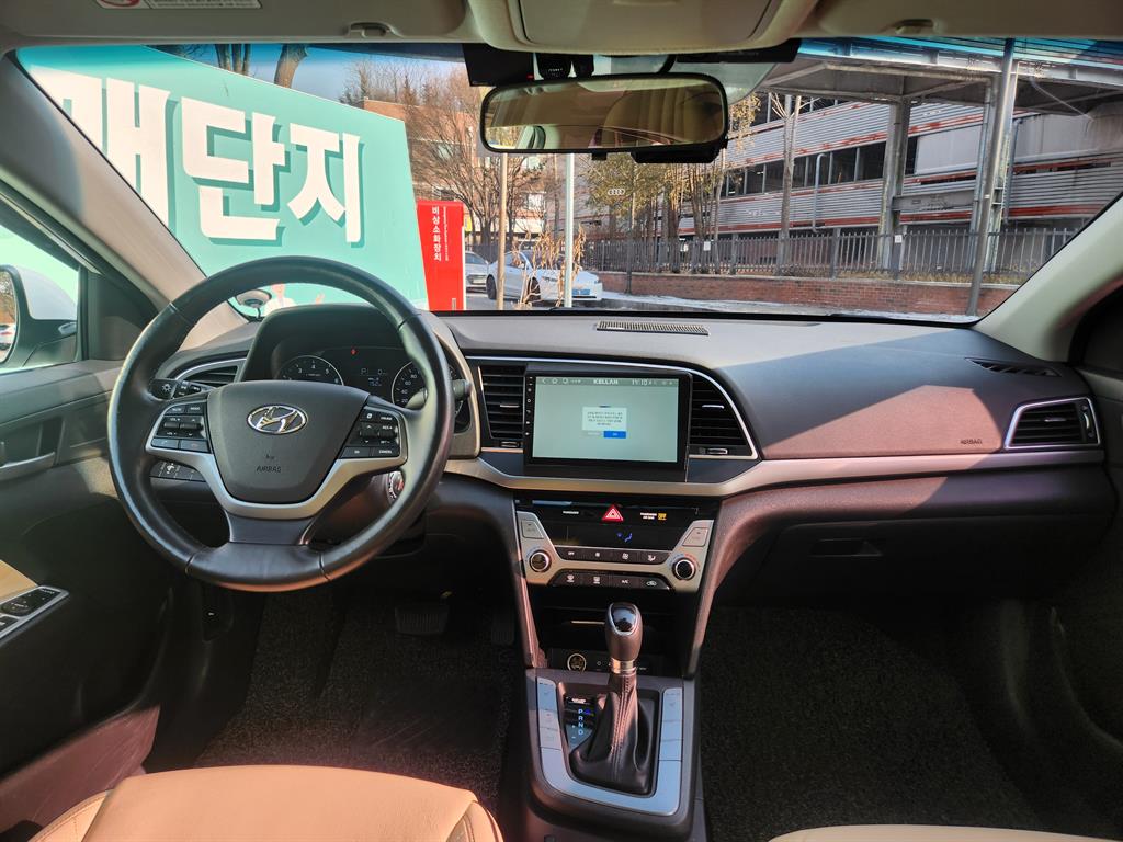 HYUNDAI Avante - Vista 6