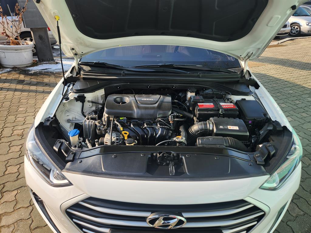 HYUNDAI Avante - Vista 7