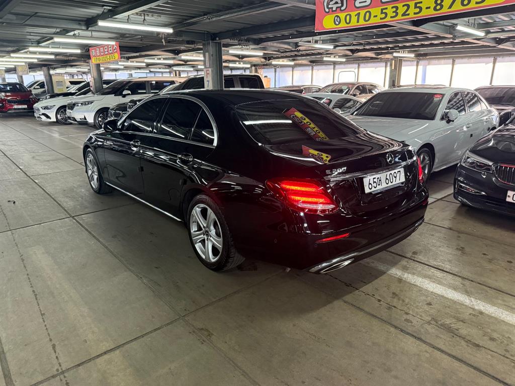 Mercedes Benz E class - Vista 4