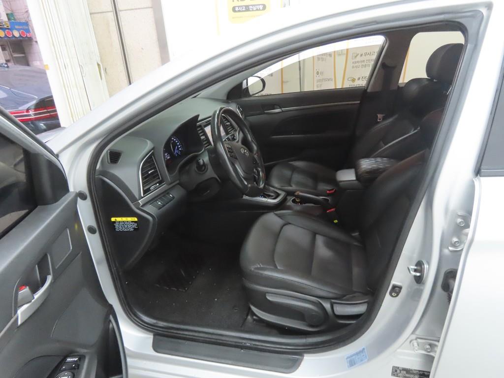 HYUNDAI Avante - Vista 5