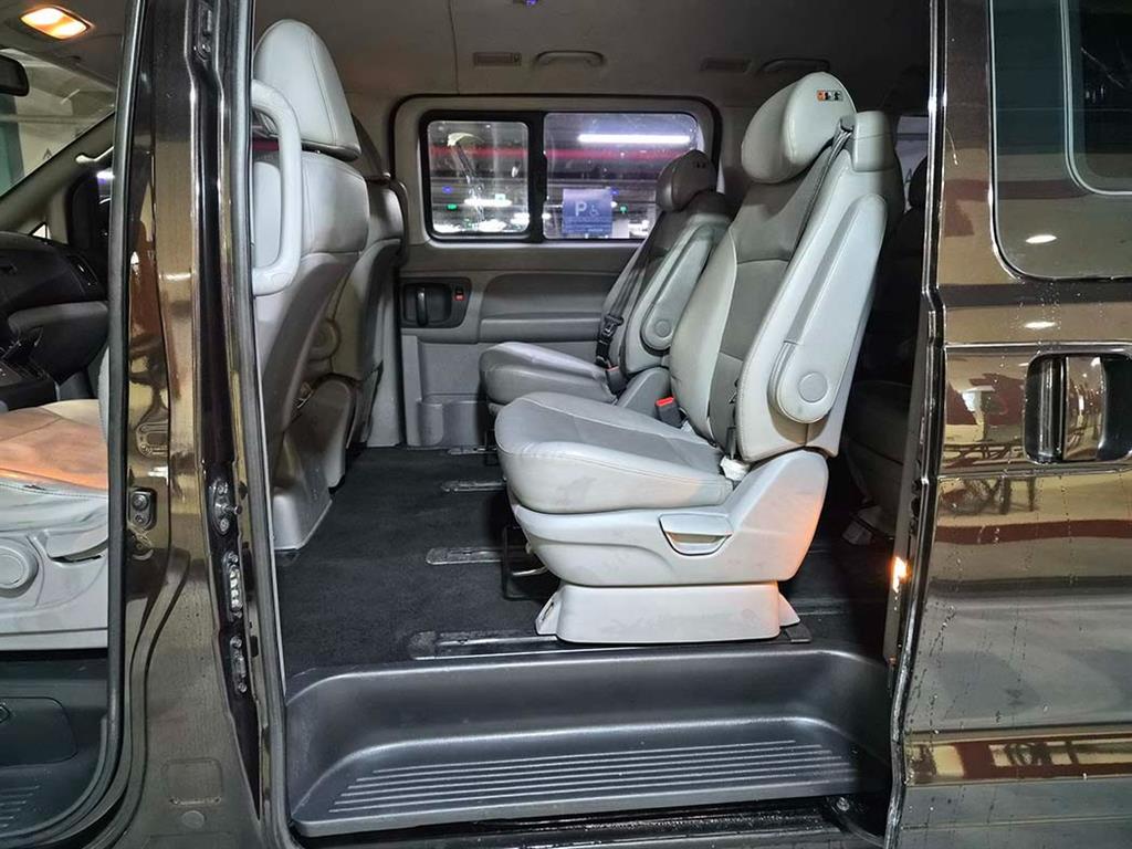 HYUNDAI Starex - Vista 7