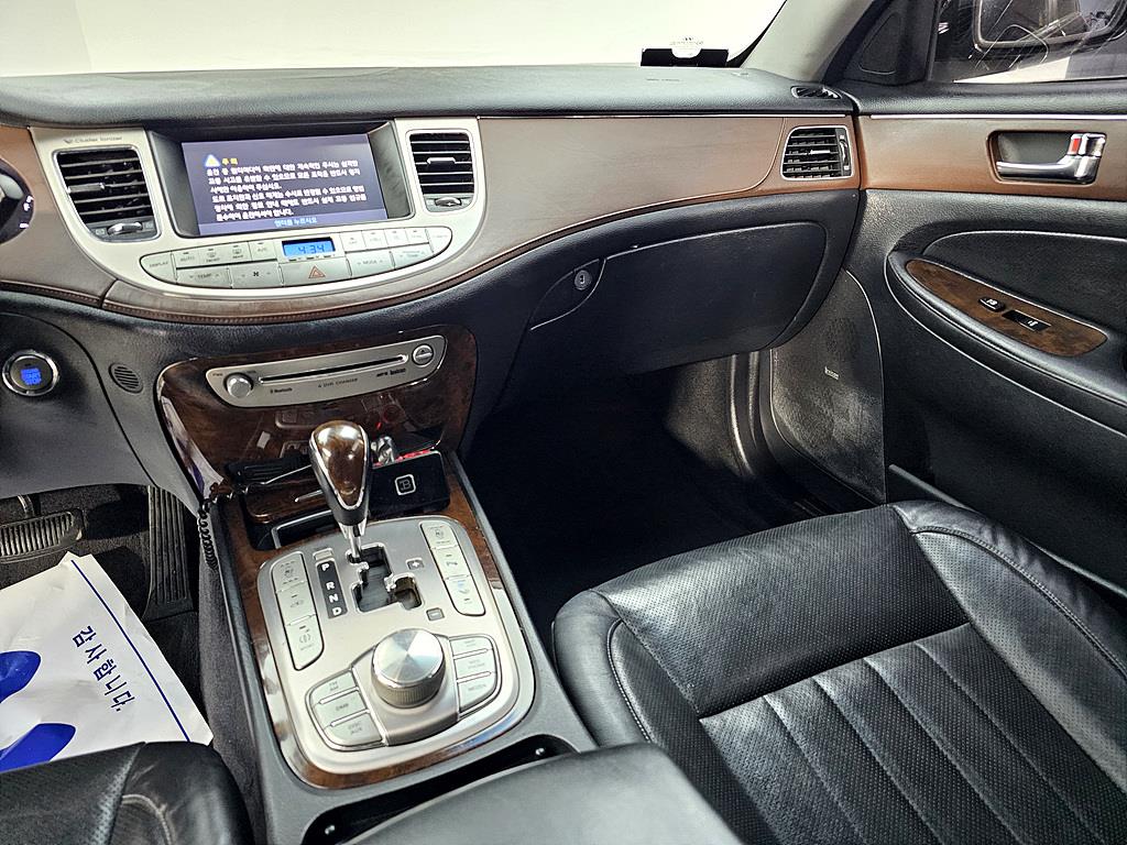 HYUNDAI Genesis - Vista 10