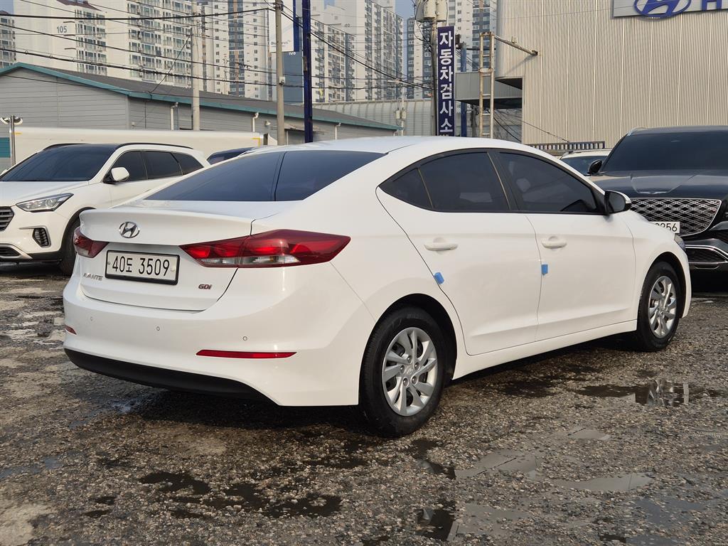 HYUNDAI Avante - Vista 4