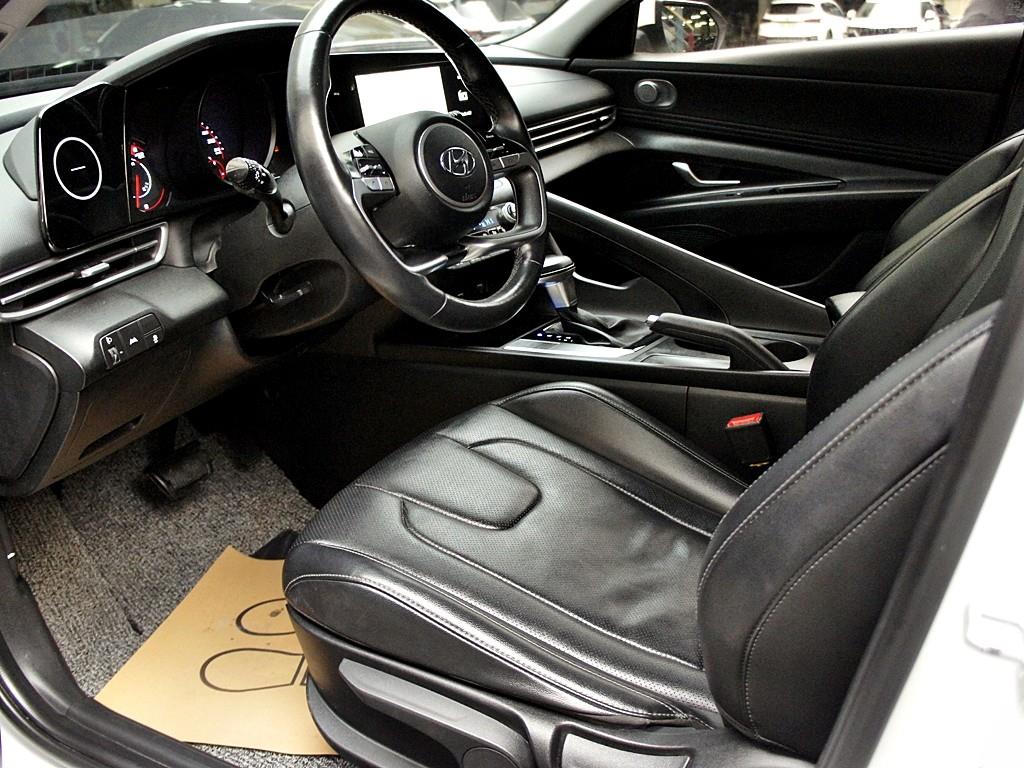 HYUNDAI Avante - Vista 9