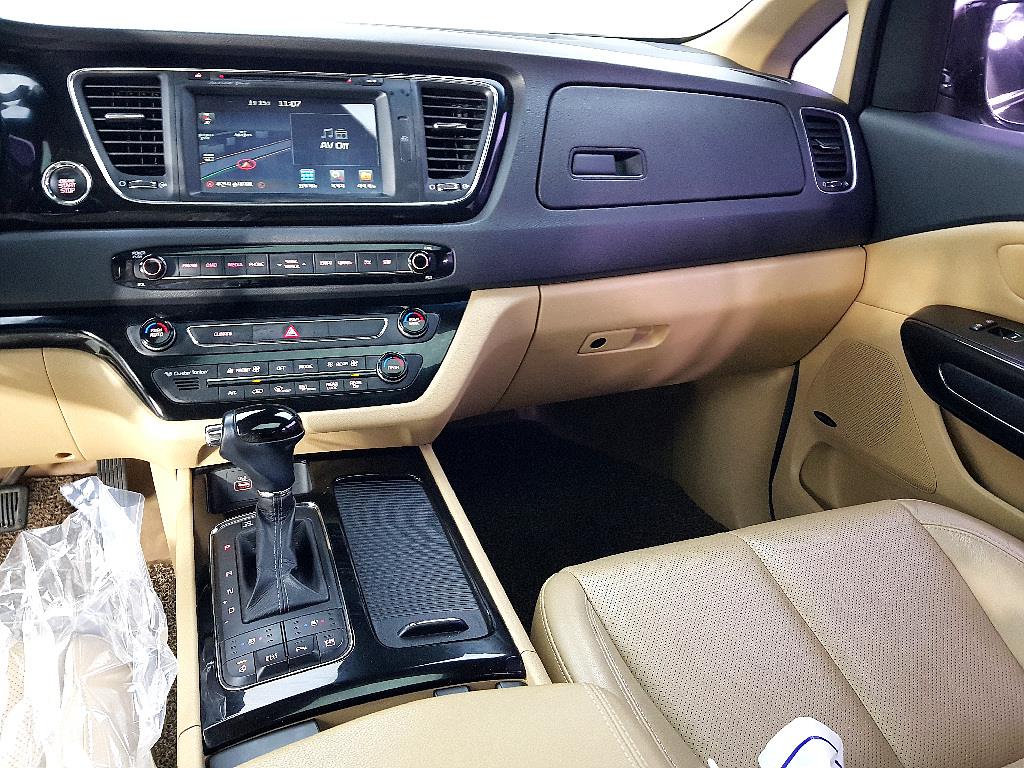 KIA Carnival - Vista 10