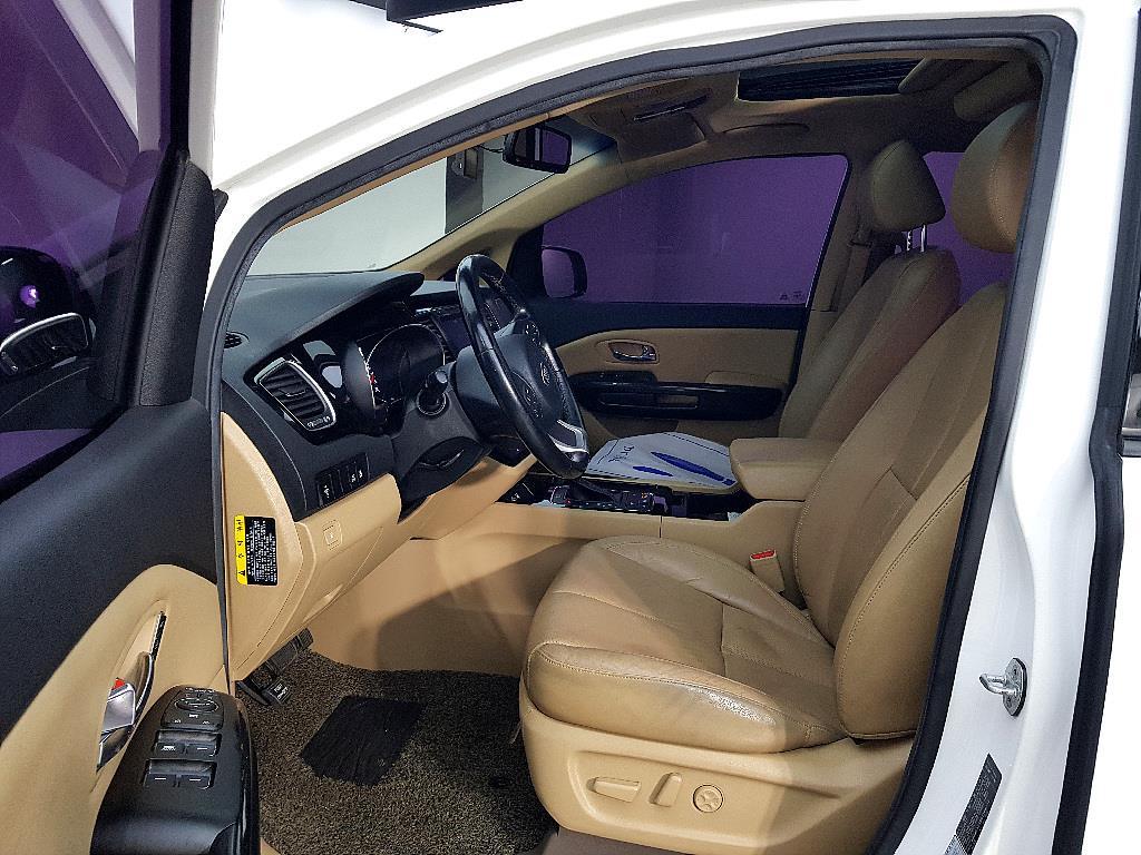 KIA Carnival - Vista 8