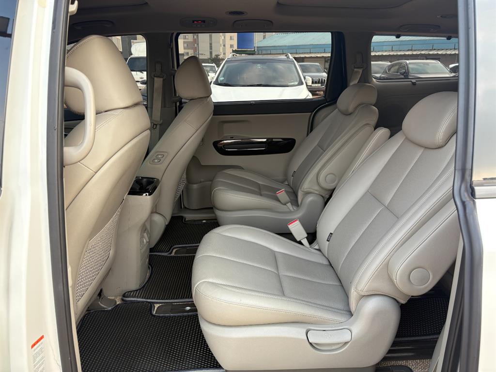 KIA Carnival - Vista 11