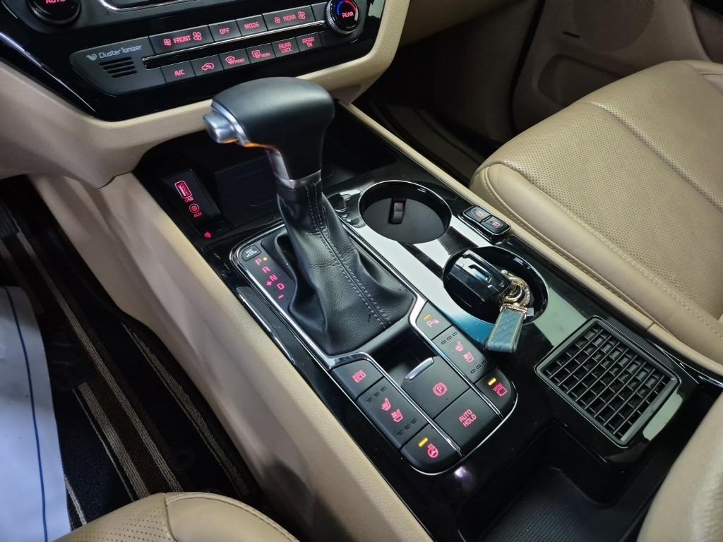 KIA Carnival - Vista 8