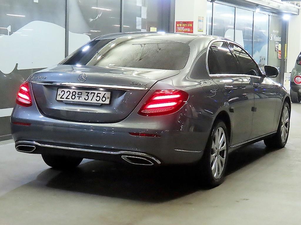 Mercedes Benz E class - Vista 4