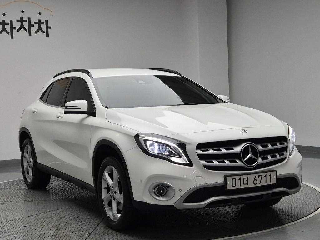 Mercedes Benz GLA Class - Vista 4