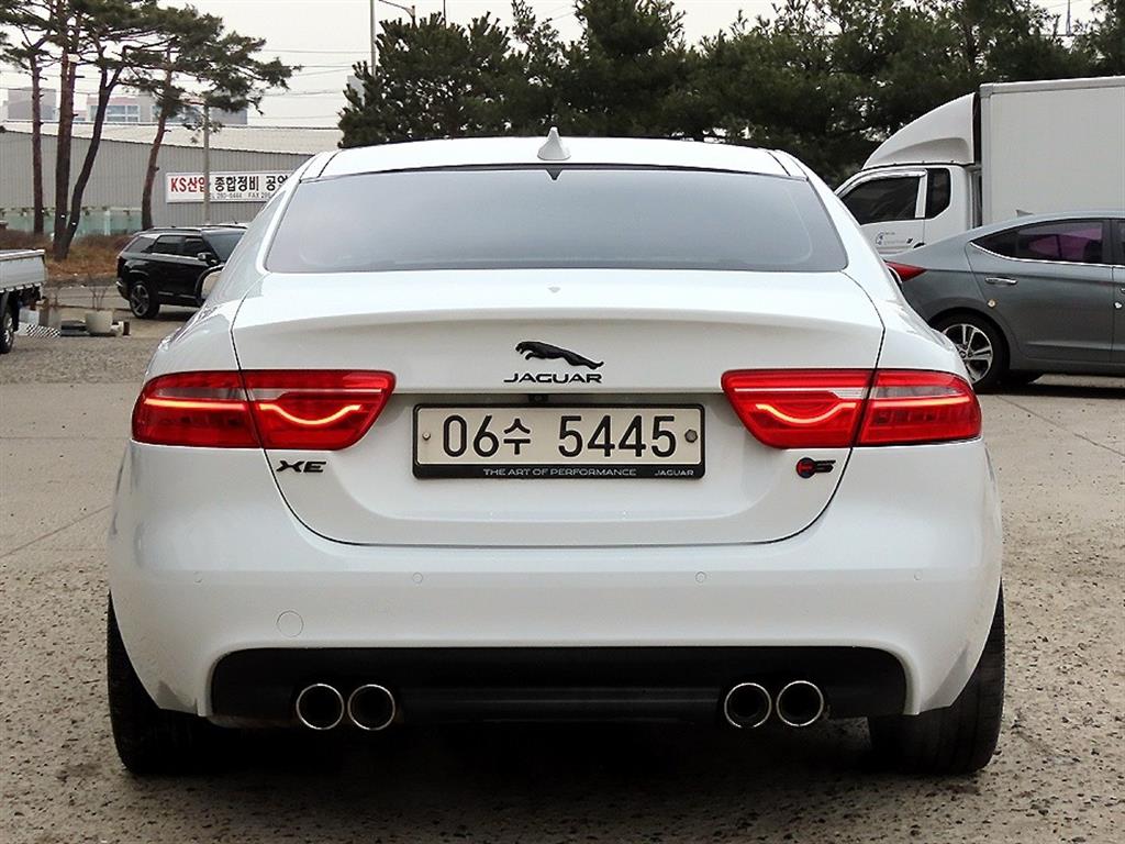 Jaguar XE - Vista 4