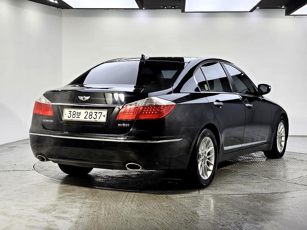 HYUNDAI Genesis - Vista 4