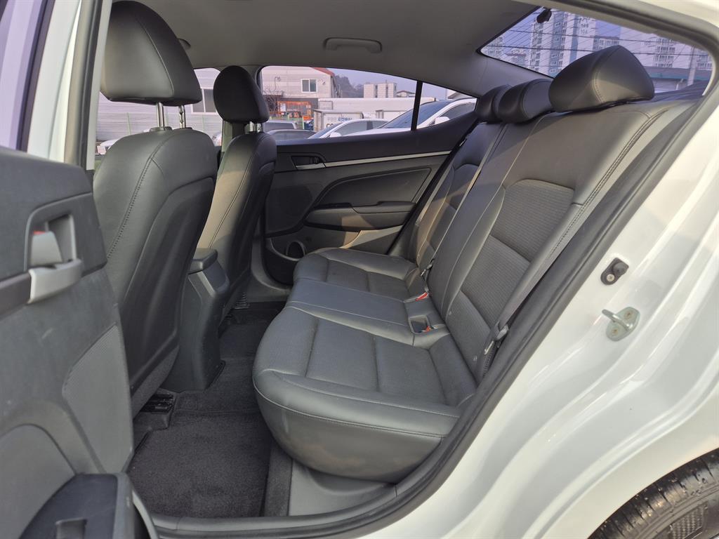 HYUNDAI Avante - Vista 8